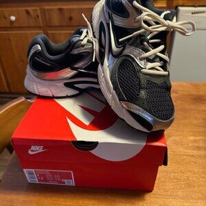 NIKE VNR 5 Ladies Black and Silver Runners Size 9